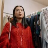 Cum ai grijă de haine ca să reziste mai mult: spălare și depozitare