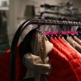Cum recunoști o haină de calitate: cusături, materiale și detalii
